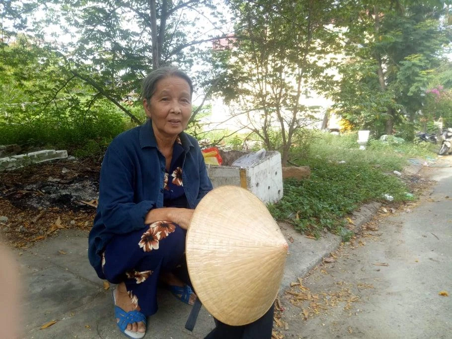 Bà ngoại 71 tuổi đưa cháu đi thi: 'Tui còn sức khỏe, lo chi !' ảnh 1