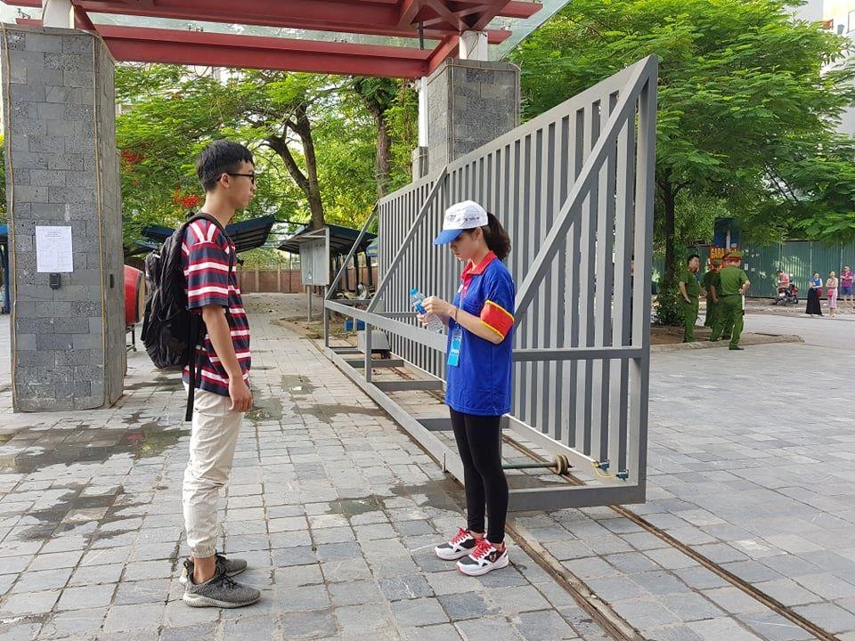 Thí sinh bất ngờ vì bị kiểm tra... nhãn dán chai nước suối ảnh 1