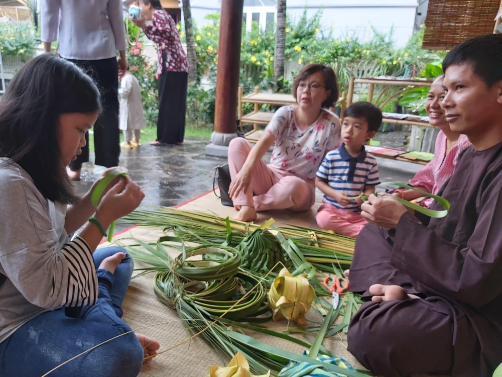 Rộn ràng 'hội làng' giữa phố Sài Gòn ảnh 8