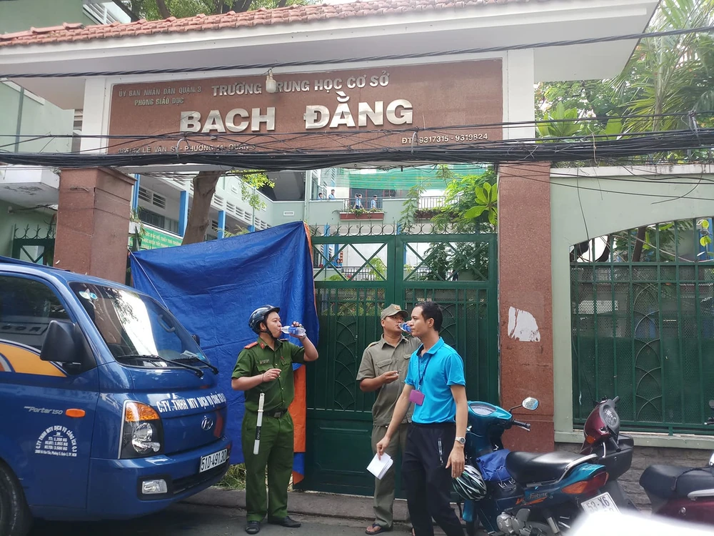 TP.HCM: Cây phượng trong trường bật gốc, 1 học sinh tử vong ảnh 4