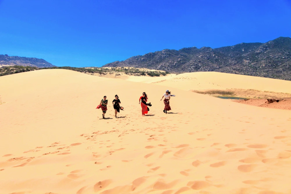 Mùa hè khám phá “tiểu sa mạc” Mũi Dinh ảnh 6