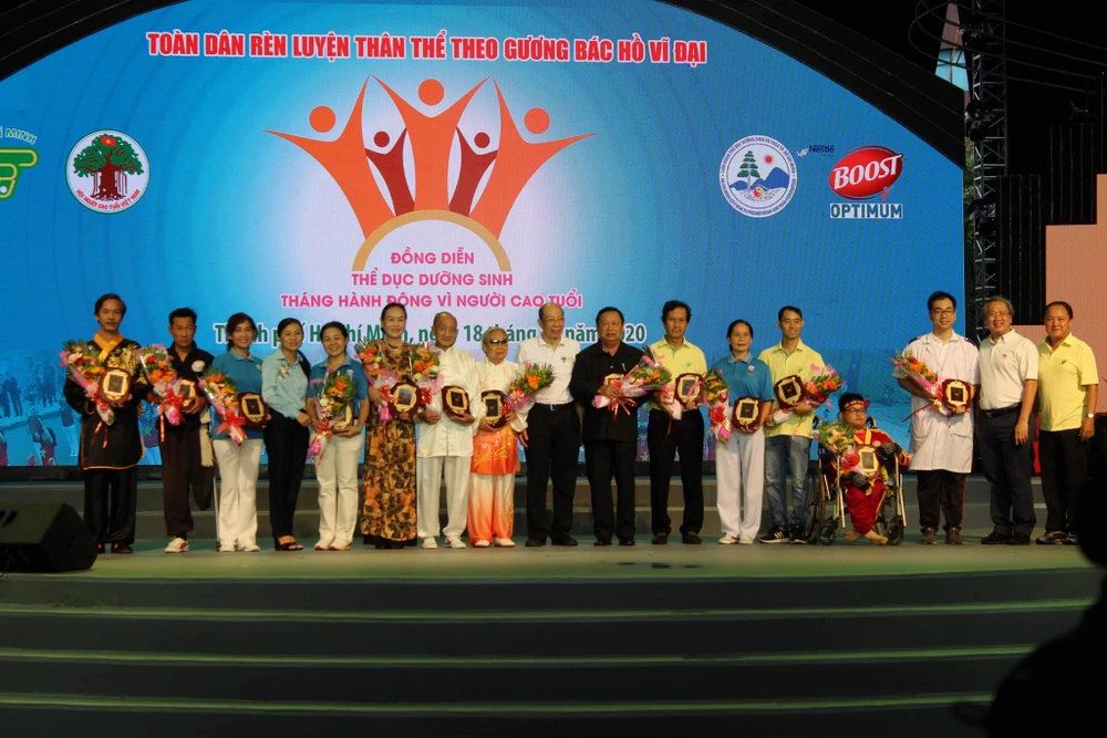 TP.HCM: Hơn 2.000 cụ già tham gia đồng diễn thể dục dưỡng sinh ảnh 1