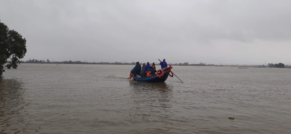 Ngư dân đưa thuyền đi biển lên ruộng cứu đồng bào vùng lũ ảnh 5