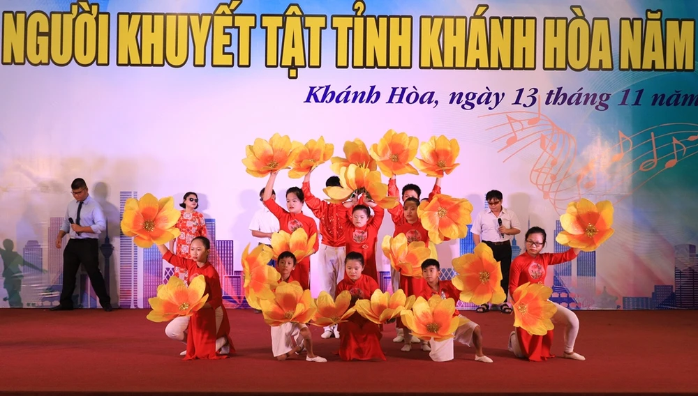 Xúc động xem người khuyết tật Khánh Hòa múa hát ảnh 1