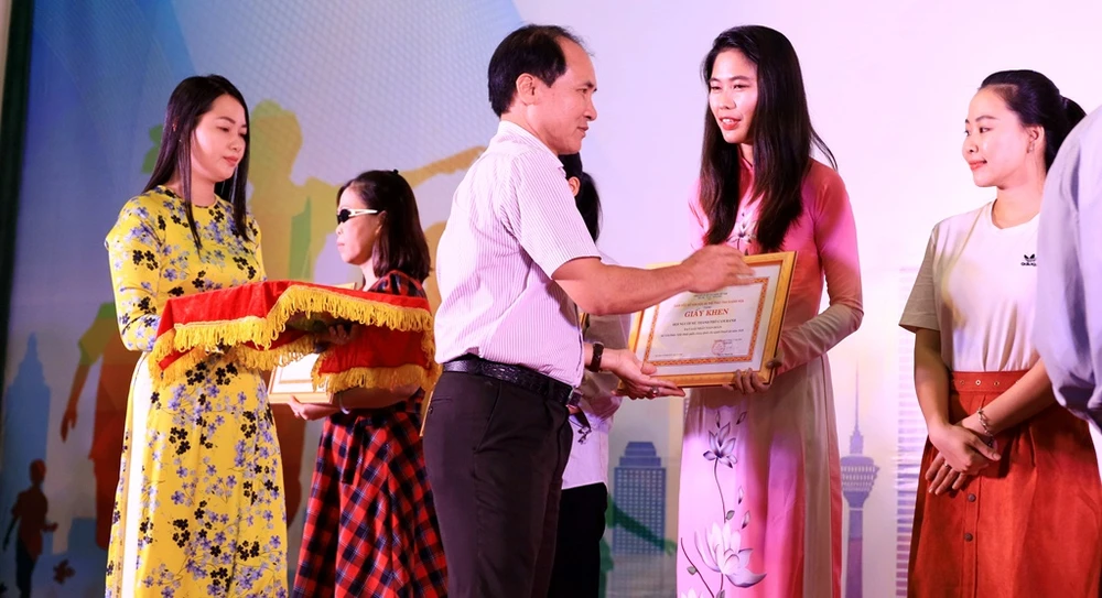 Xúc động xem người khuyết tật Khánh Hòa múa hát ảnh 2