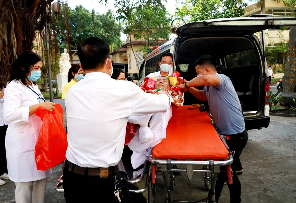 Xúc động 6 chuyến xe 0 đồng chở bệnh nhân về ăn Tết ảnh 1