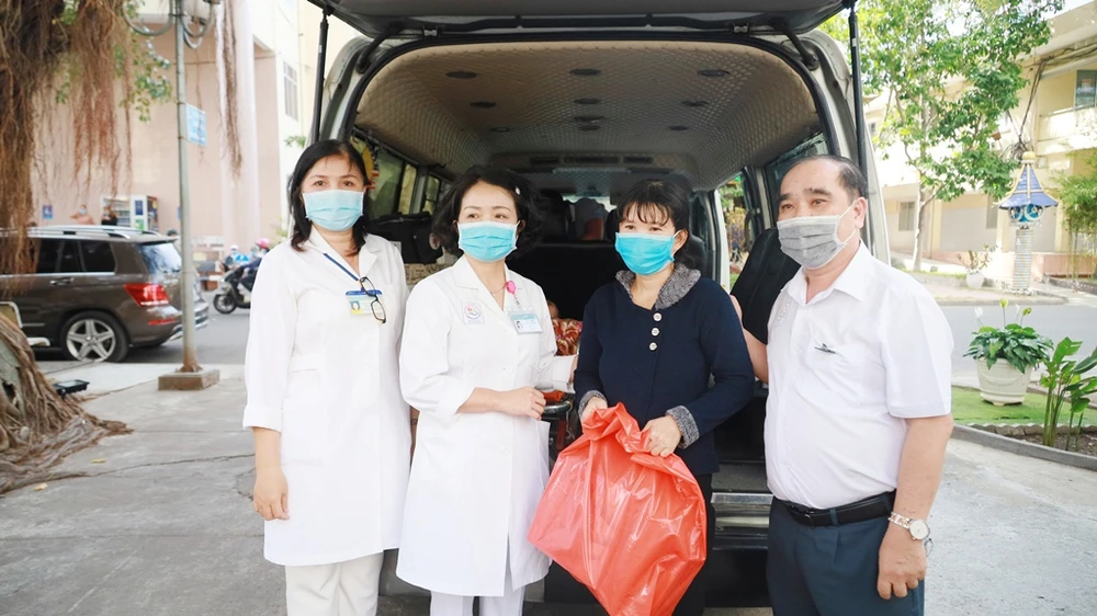 Xúc động 6 chuyến xe 0 đồng chở bệnh nhân về ăn Tết ảnh 2