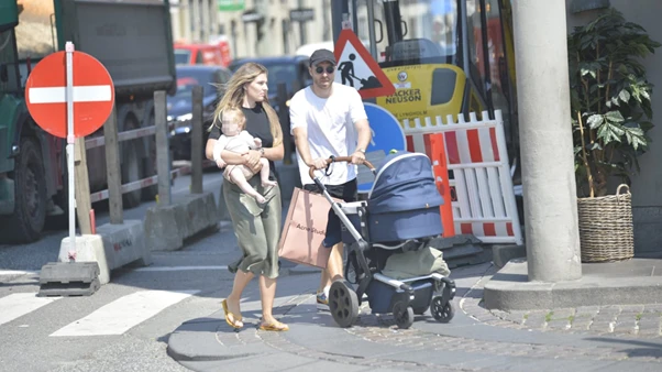 Eriksen đi mua sắm cùng bạn gái ảnh 1