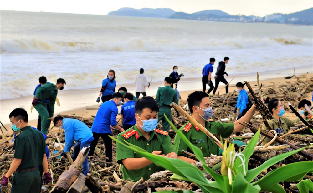 Hàng trăm đoàn viên công an, biên phòng... làm đẹp bờ biển Nha Trang ảnh 4 Hàng trăm đoàn viên công an, biên phòng... làm đẹp bờ biển Nha Trang ảnh 4