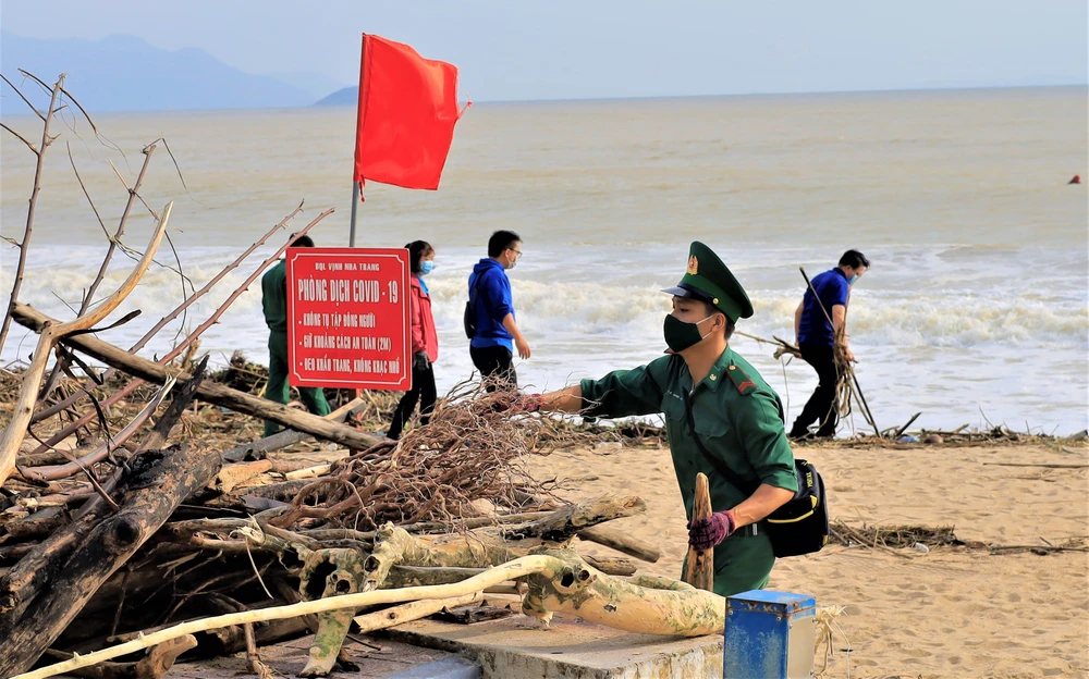 Hàng trăm đoàn viên công an, biên phòng... làm đẹp bờ biển Nha Trang ảnh 6 Hàng trăm đoàn viên công an, biên phòng... làm đẹp bờ biển Nha Trang ảnh 6