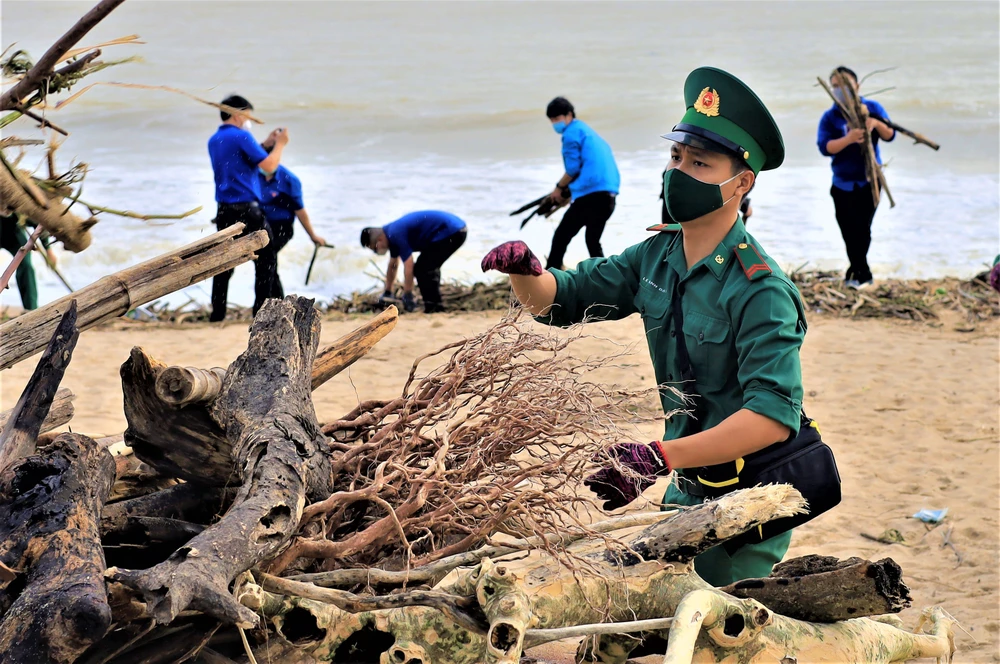 Hàng trăm đoàn viên công an, biên phòng... làm đẹp bờ biển Nha Trang ảnh 7 Hàng trăm đoàn viên công an, biên phòng... làm đẹp bờ biển Nha Trang ảnh 7