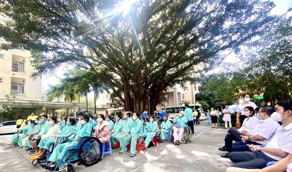 Bệnh nhân nghèo rơi nước mắt lên xe 0 đồng về quê ăn Tết ảnh 1