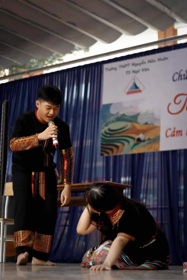 Vở kịch độc đáo lấy cảm hứng từ Vợ chồng A Phủ của học sinh lớp 12 ảnh 4