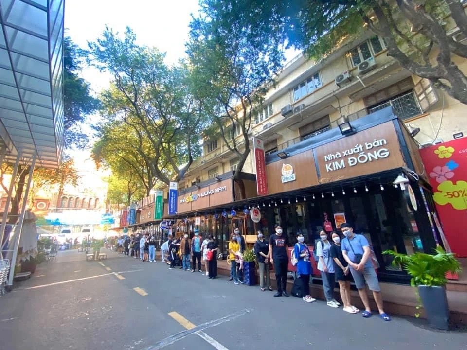 Giới trẻ Sài Gòn xếp hàng từ khuya săn 'Chú thuật hồi chiến' ảnh 3