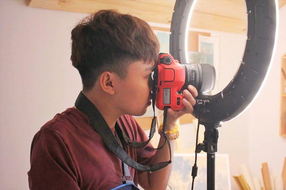 Đôi khi, Thiện vẫn phải tựa máy ảnh vào nhiều vật dụng khác để đỡ rung máy. Ảnh: THẢO PHƯƠNG