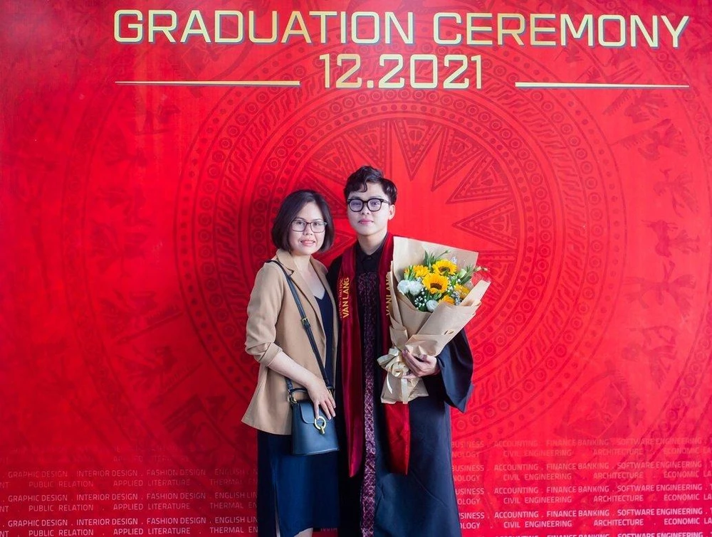 Chị Phúc (chị gái của Thiện) nghĩ rằng em trai mình là một người lạc quan và có nghị lực. Ảnh: NVCC