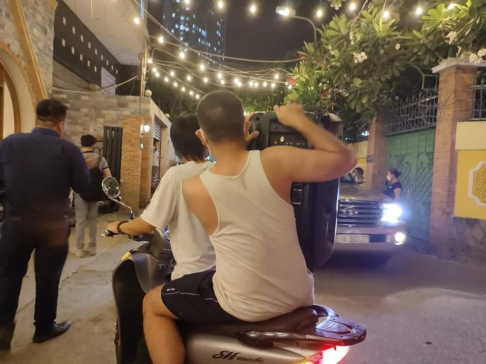 Ban tổ chức đưa loa kẹo kéo đến chuẩn bị giải phá tình thế, rất may, điện đã có sau những giây phút ngóng đợi. Ảnh: Nguyễn Trà