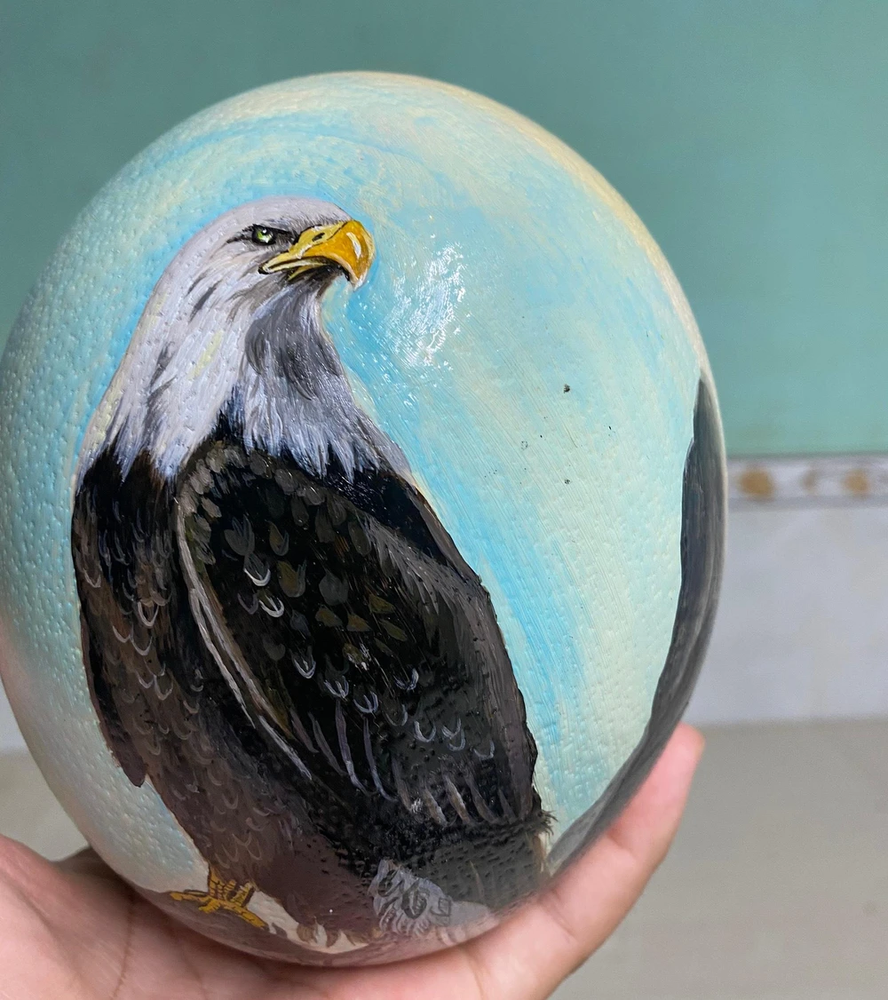 Tùy vào tác phẩm, trứng đà điểu có giá dao động từ 300.000-3.000.000 đồng/trứng