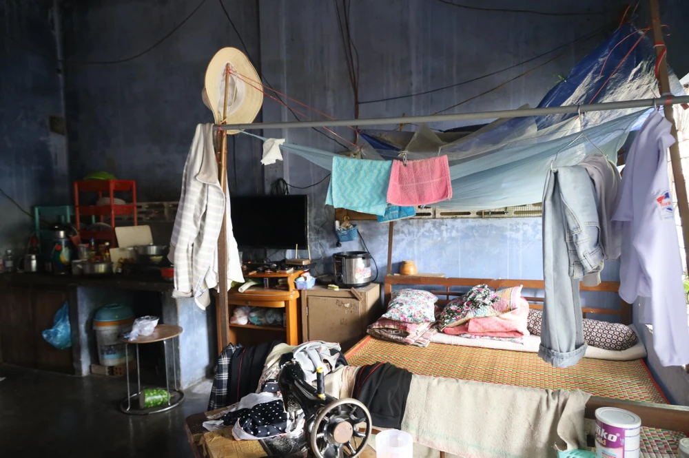 Căn nhà của hai chị em Phúc và Ngân hễ mưa là dột