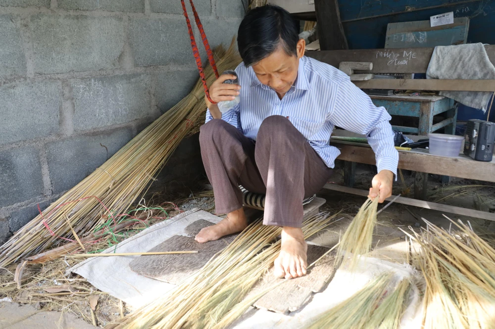 Ông Vinh treo cánh tay bị liệt lên để cố định rồi dùng tay chân con lại để bện chổi. Nhìn chân tay ông Vinh, chúng tôi không hình dung được ông sẽ “sản xuất chổi” như thế nào? Thì ra khi làm chổi ông phải treo cái tay phải lên và nắm chặt một vật trong lòng bàn tay nhằm cố định nửa người. Phần tay chân còn lại, ông lần hồi bện từng cây chổi chít. Hai chị em Phúc và Ngân cố gắng học giỏi để thoát nghèo.