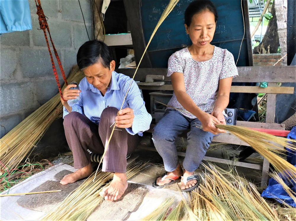 Vợ chồng ông Vinh bện chổi chít mỗi ngày kiế thu nhập nuôi hai con