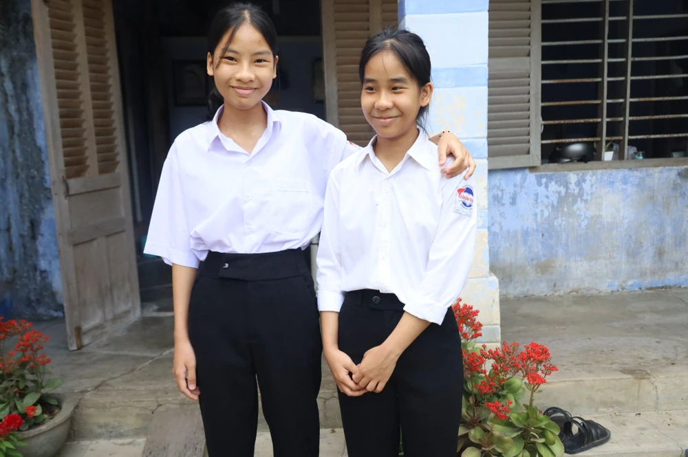 Hai chị em Phúc và Ngân cố gắng học giỏi để thoát nghèo.