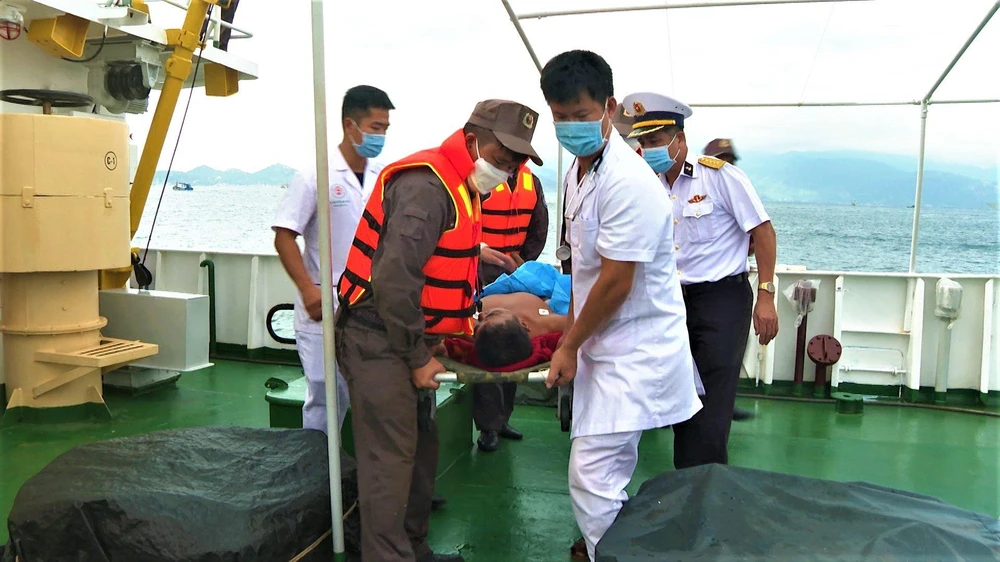 Đón ngư dân từ tàu KN419