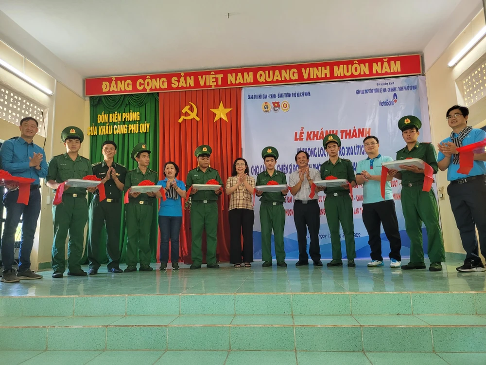 Lãnh đạo Khối Dân - Chính - Đảng TP HCM, lãnh đạo huyện đảo Phú Quý cắt băng khánh thành hệ thống lọc nước RO 300 lít/giờ tại Đồn Biên phòng Cửa khẩu Cảng Phú Quý