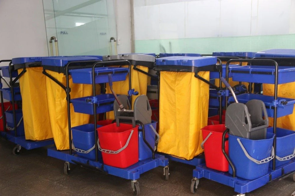 Xe đẩy vệ sinh nằm gọn một chỗ, không còn dùng tới