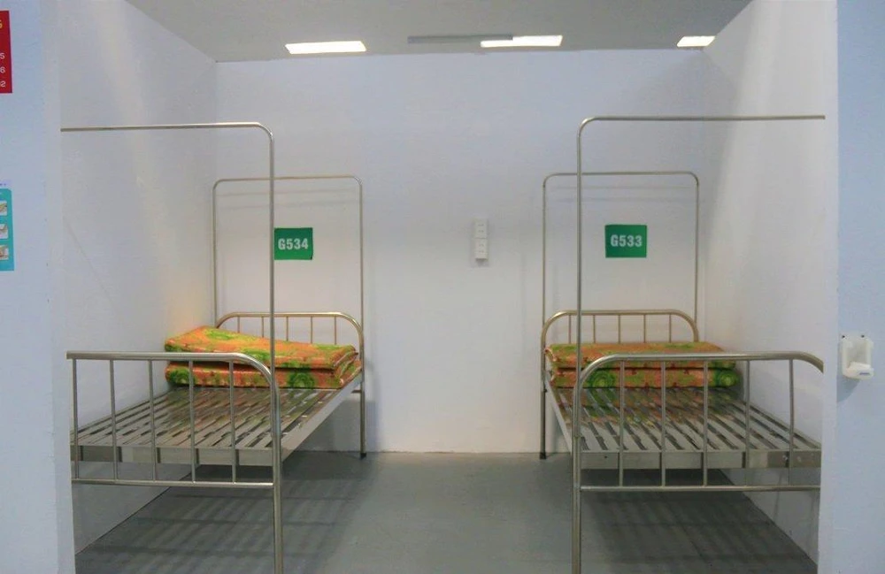 Những chiếc giường trong khu chờ xuất viện, nệm đã được gấp