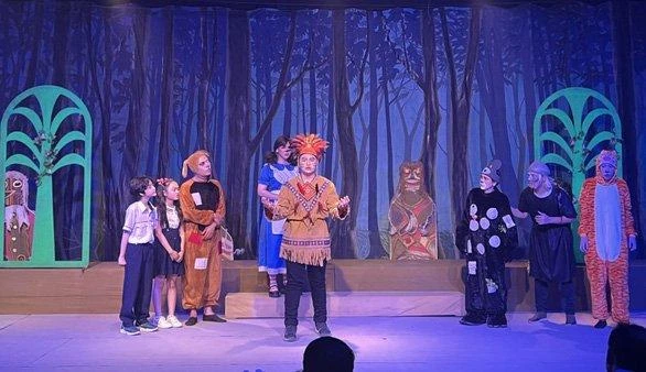 Vở Bộ lạc nanh trắng của Sân khấu kịch 5B. Ảnh: Võ Quang Huy