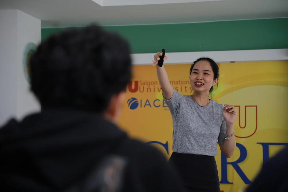 Diễn giả Hoàng Vân Thanh trao đổi với các sinh viên.