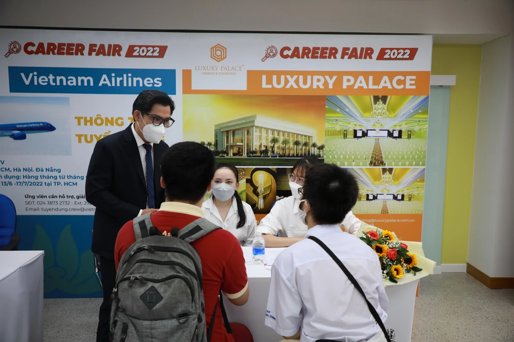 SV tìm hiểu các cơ hội về ngành nghề