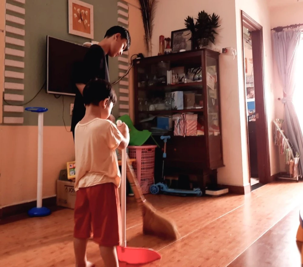 Quét nhà cũng là một kỹ năng cần học. Ảnh: Thùy Anh