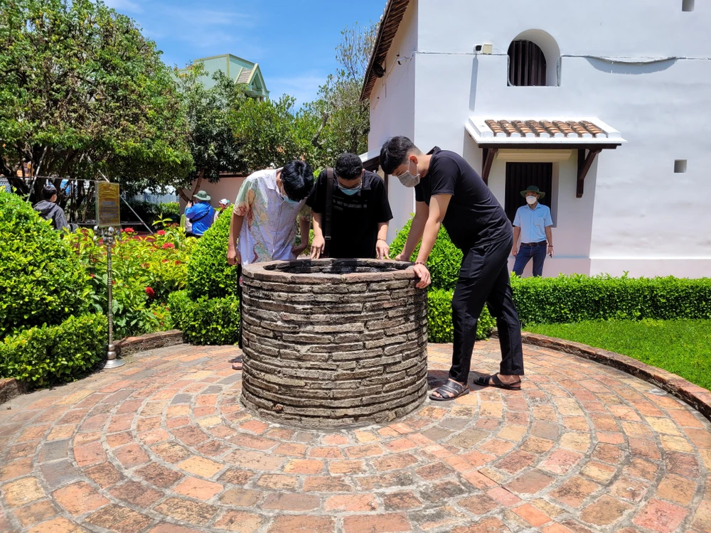 Giếng nước nhỏ nhắn phía sau Ngọa Du Sào