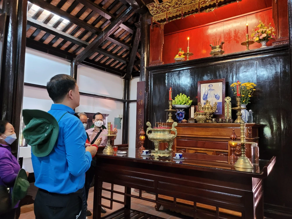 Gian thờ nhà trí thức yêu nước Nguyễn Thông, bên trong trường Dục Thanh.