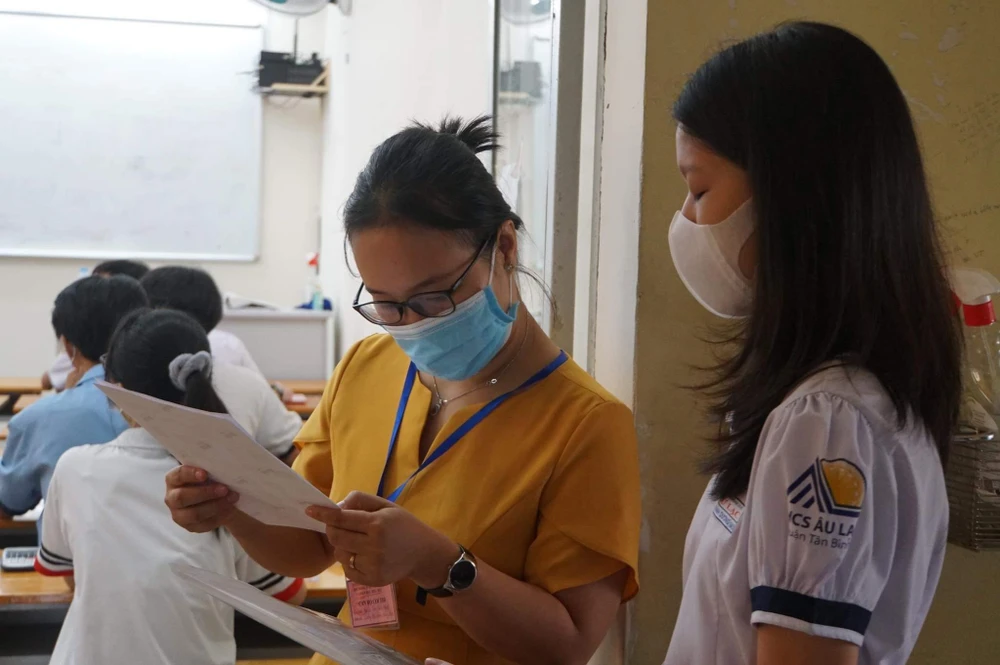 Kiểm tra thông tin thí sinh tại điểm thi trường Phổ thông năng khiếu, cơ sở 1 (quận 5). Ảnh: CTV Kiểm tra thông tin thí sinh tại điểm thi trường Phổ thông năng khiếu, cơ sở 1 (quận 5). Ảnh: CTV