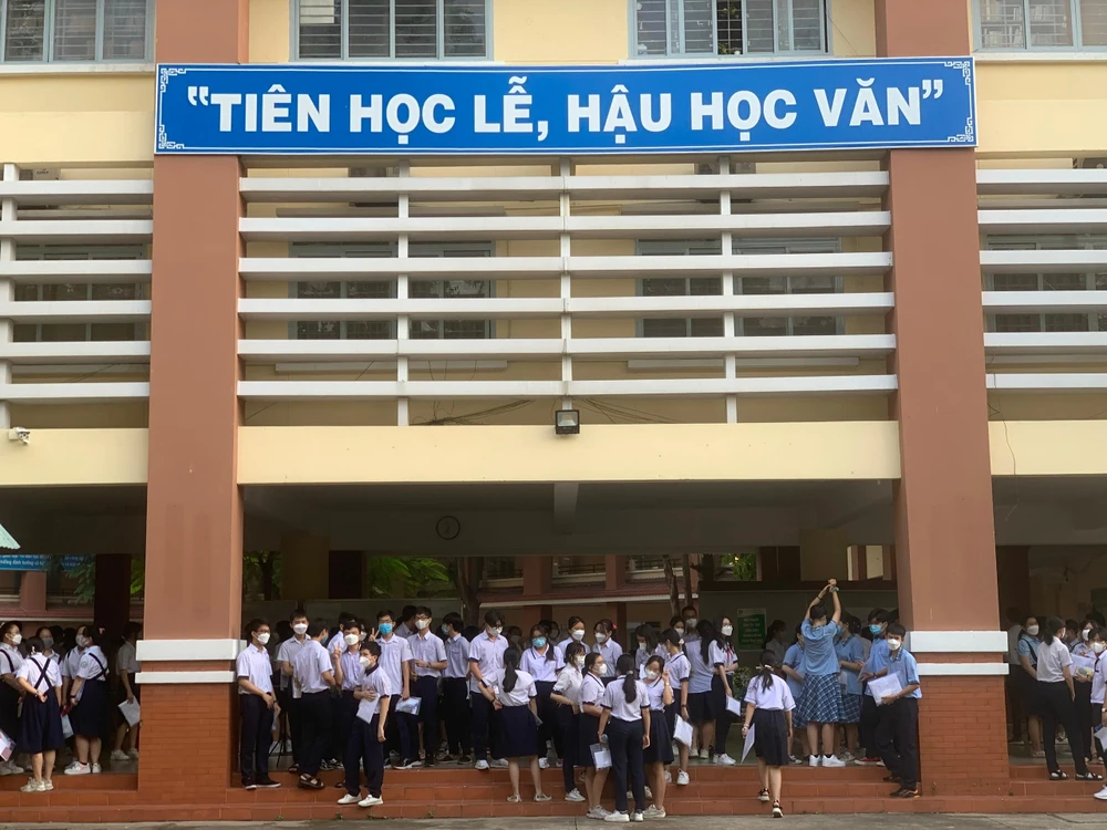 Thí sinh tập trung trong khuôn viên trường, chuẩn bị vào phòng thi. Ảnh: Thảo Phương Thí sinh tập trung trong khuôn viên trường, chuẩn bị vào phòng thi. Ảnh: Thảo Phương
