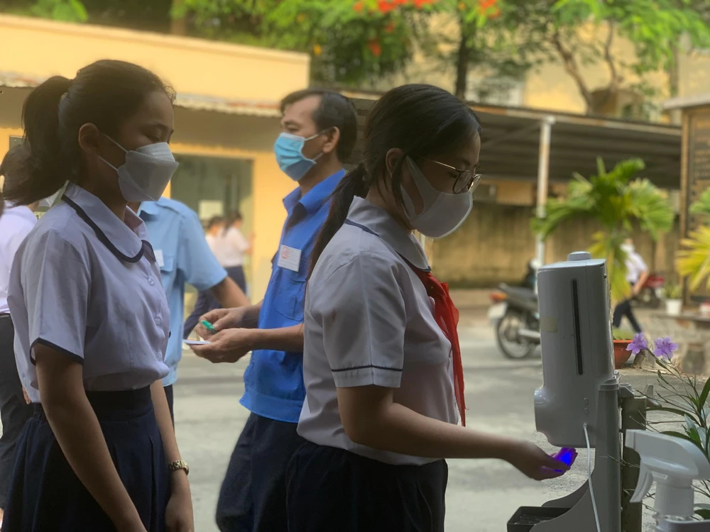 Máy đo nhiệt đọ, sát khuẩn vẫn được trang bị đầy đủ tại các điểm thi. Ảnh: Thảo Phương Máy đo nhiệt đọ, sát khuẩn vẫn được trang bị đầy đủ tại các điểm thi. Ảnh: Thảo Phương
