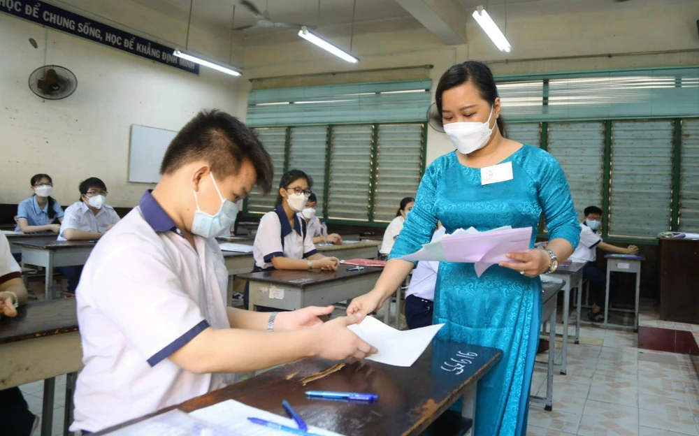 Các thí sinh vào phòng thi tại điểm thi THPT Trưng Vương, bắt đầu giờ làm bài môn Ngữ văn. Ảnh: Hoàng Giang Các thí sinh vào phòng thi tại điểm thi THPT Trưng Vương, bắt đầu giờ làm bài môn Ngữ văn. Ảnh: Hoàng Giang