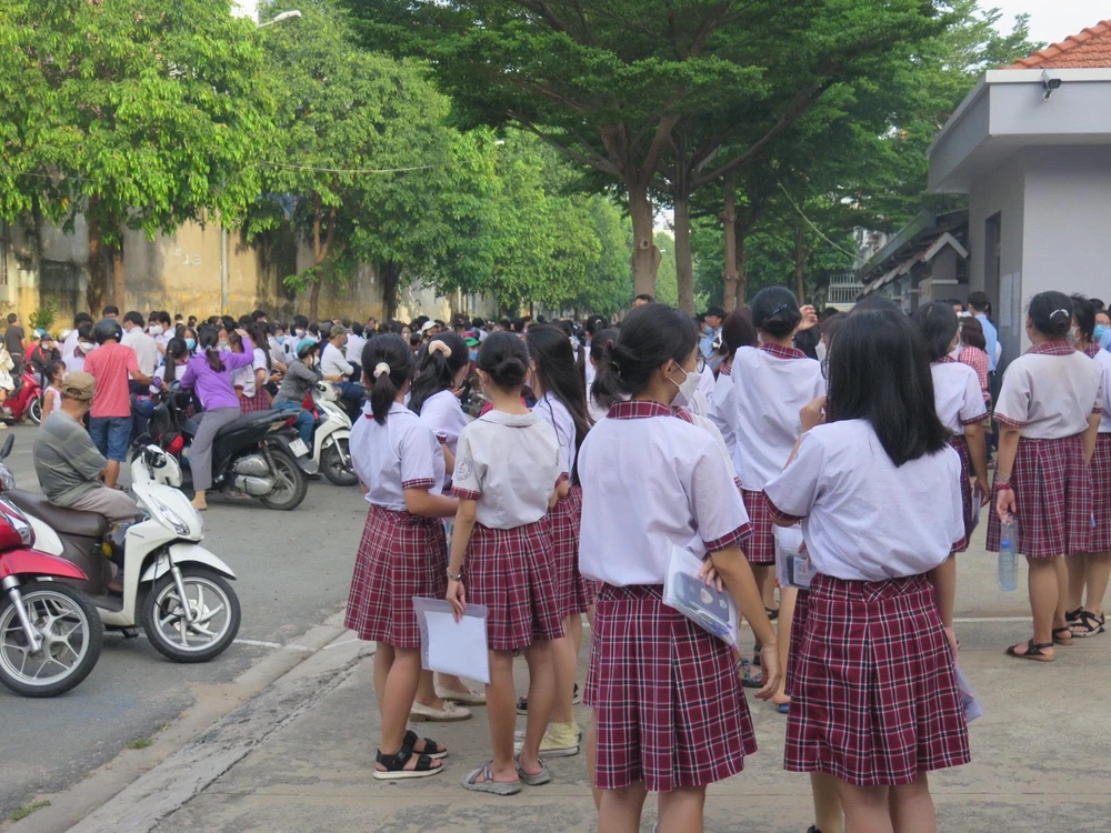 Nhiều phụ huynh học sinh tậ trung rất đông trước cổng trường THCS Phan Văn Trị.