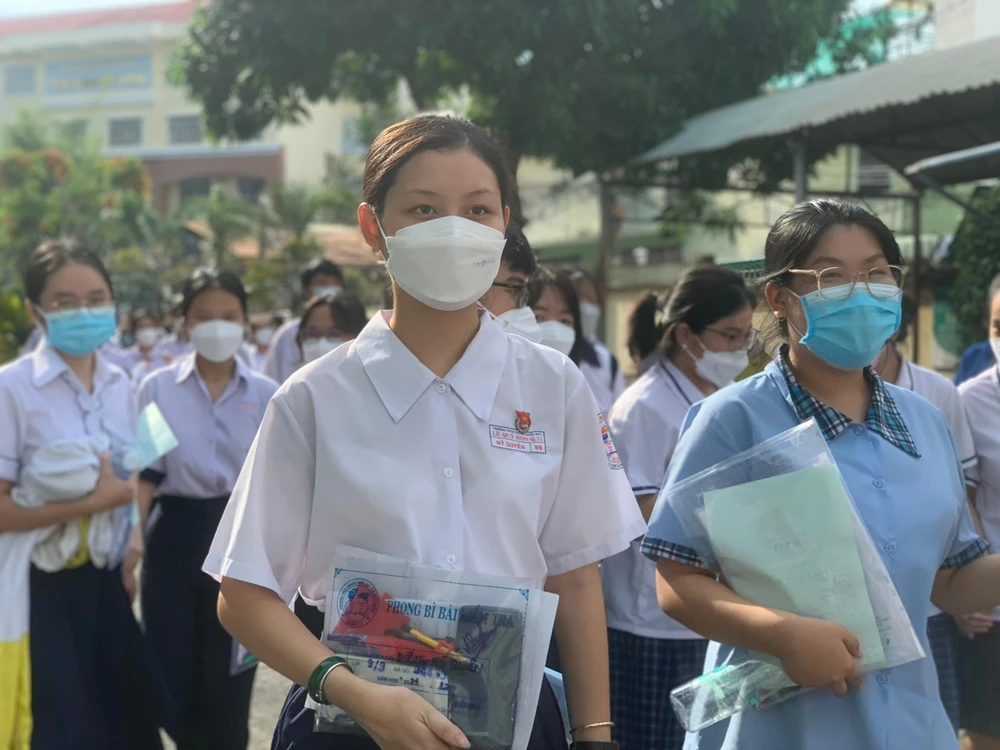 Thí sinh thở phào rời phòng thi sau môn Ngoại ngữ. Thí sinh thở phào rời phòng thi sau môn Ngoại ngữ.