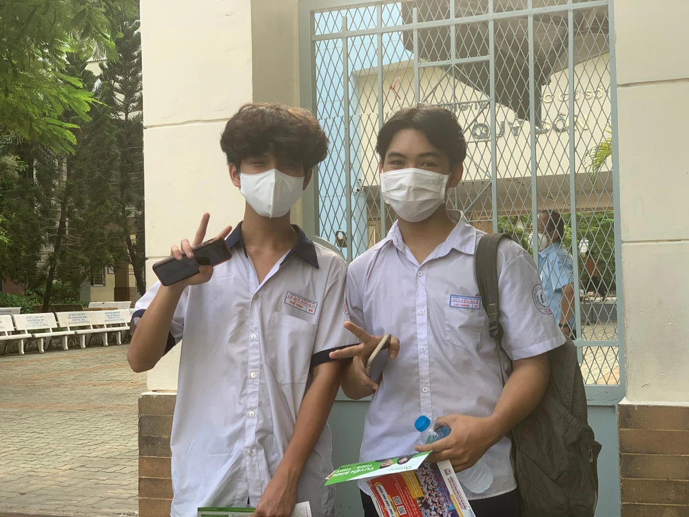 Hai thí sinh tự tin với bà làm của mình Hai thí sinh tự tin với bà làm của mình