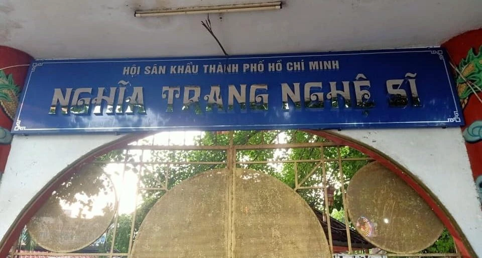 Biển chùa Nghệ sĩ được thay bằng Nghĩa trang nghệ sĩ, kèm theo tên Hội sân khấu TP.HCM, hôm 18-6. Ảnh: Vũ Vũ/VNE Biển chùa Nghệ sĩ được thay bằng Nghĩa trang nghệ sĩ, kèm theo tên Hội sân khấu TP.HCM, hôm 18-6. Ảnh: Vũ Vũ/VNE