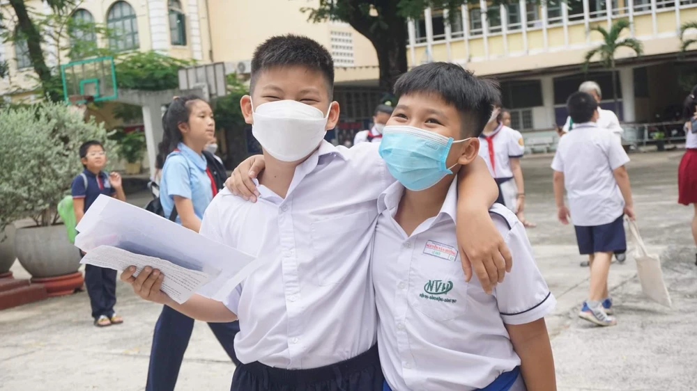 Hai bạn học sinh vui vẻ vì đã hoàn thanh bài thi