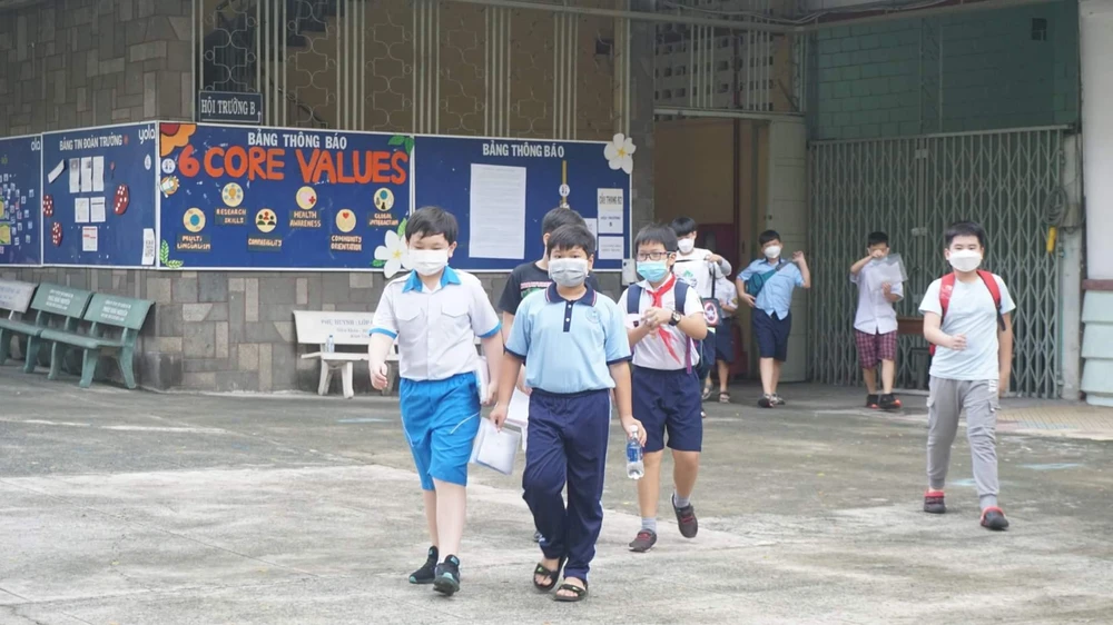 Thí sinh thoải mái rời phòng thi tại điểm thi trường Trần Đại Nghĩa.