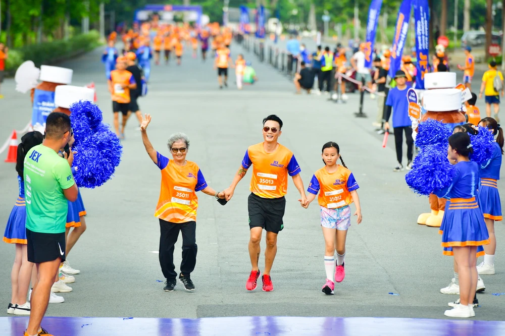 Bà Thục An rạng ngời trên đường đua JEX Running cùng con trai, cháu gái và hàng nghìn runner.