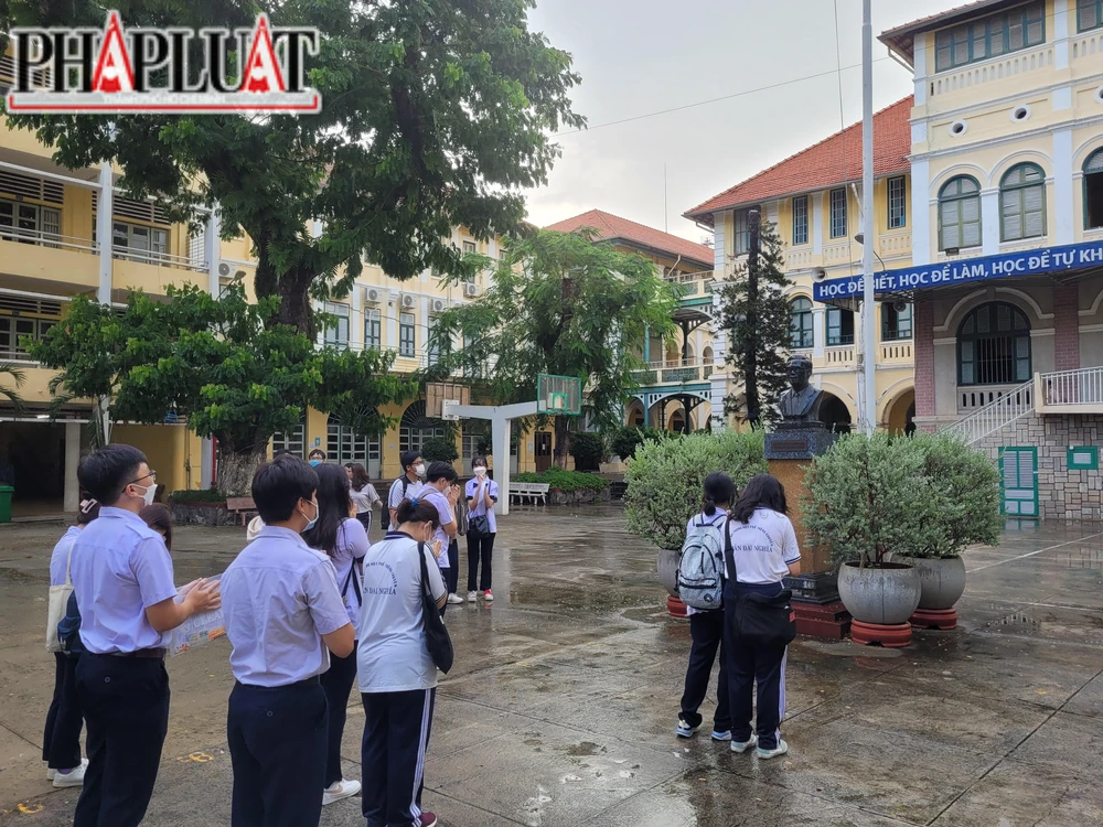 Các thí sinh khấn nguyện, thêm tinh thần để làm bài thi thật tốt.