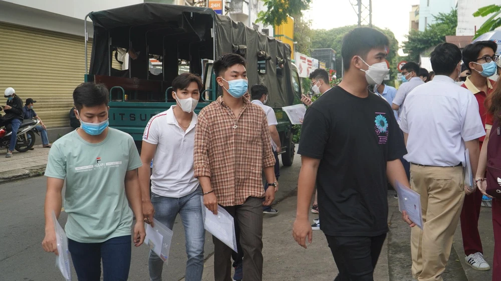 Các chiến sĩ Tiểu đoàn Cảnh sát đặc nhiệm số 2 tham dự kỳ thi tại điểm thi trường THCS Trần Văn Ơn. Ảnh: Minh Tâm