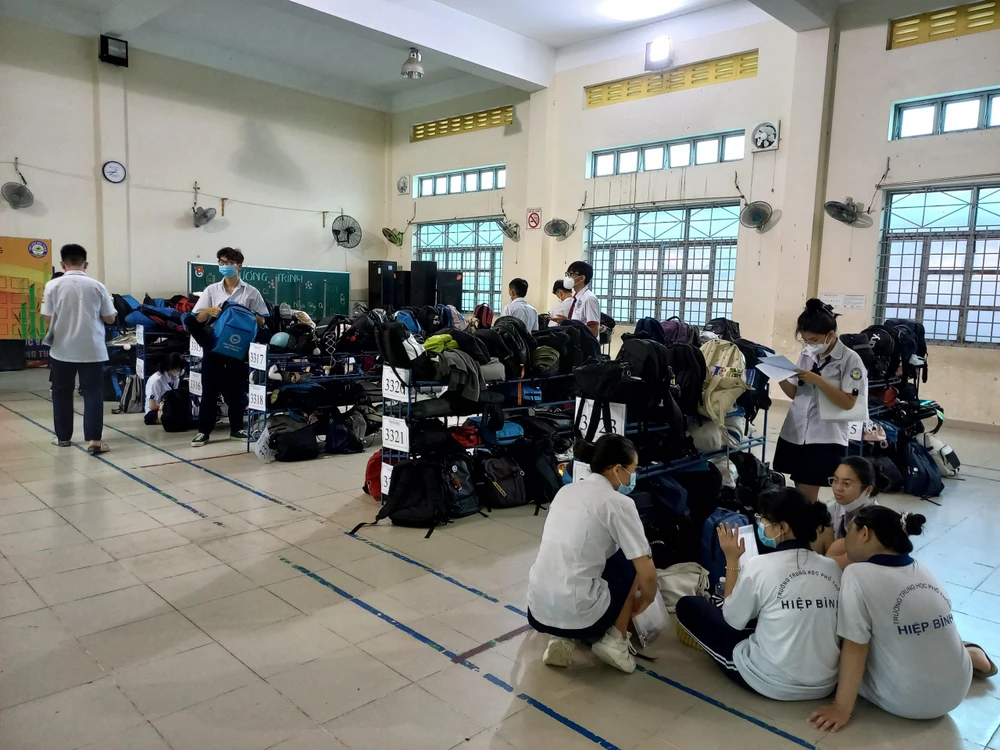 Một số em tranh thủ ôn bài tại phòng gửi đồ, một số chạy tới chạy lui cất hoặc lấy đồ dùng trước khi về phòng thi. Một số em tranh thủ ôn bài tại phòng gửi đồ, một số chạy tới chạy lui cất hoặc lấy đồ dùng trước khi về phòng thi.